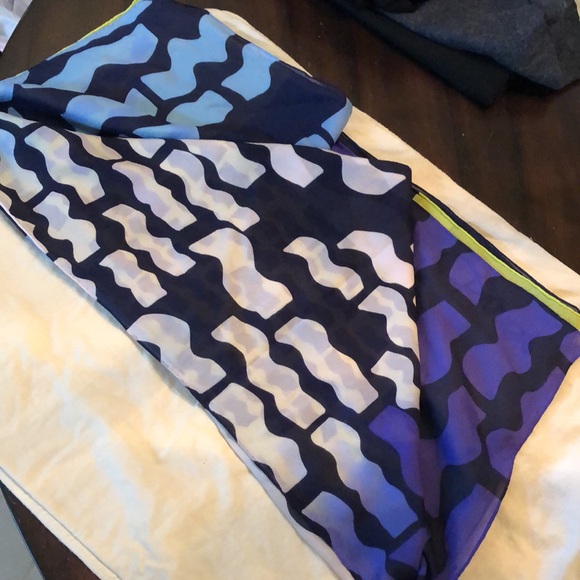 DVF Silk Vibrant mixed colors 48” x 52” Luxurious abstract scarf - Picture 7 of 12